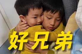 弟弟不想理爸爸了，爸爸太坏了，哥哥很受伤，但是弟弟治愈了哥哥视频封面