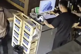 老板害怕员工是"暑期工”  下一秒随口一问人就轻轻的碎了 男生:不是暑假工"但我八月底有事"#暑假工的正确打开方式 #轻轻地碎了 #搞笑视频 （来源：@无锡电视 ）视频封面