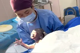 武汉"元旦宝宝"踩点降生全程，全产房欢呼时，妈妈已累得说不出话，致敬每一位伟大的母亲。视频封面