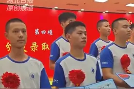 7月12日，湖北武汉。解放军空军招飞再传捷报，华师一附中新晋18名飞行学员。（记者：张倩倩 通讯员：兰钰玲 编发：李坤）视频封面