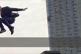 快递员#陈赫 误闯遭#宋智孝 威胁，#肖央展现喜剧演技。#超级快递 #上海 #电影片段 