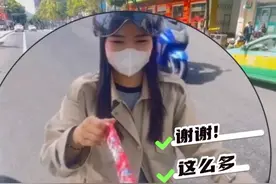 谁能拒绝一个手里有糖还送安全提醒的交警小哥哥~@安康交警#街头碰拳挑战 #一盔一带dou知道 视频封面