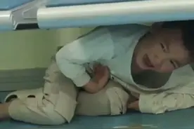 3月31日，重庆彭水。男孩怕打针钻进凳子下想躲，最终还是没躲过，被医生叫来同事按住打针。视频封面