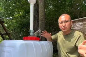 木屋雨水收集器 野外用水不方便，收集雨水成为可靠的淡水来源，大家还有其他背的什么好方法吗 ？#荒野建造 #野外建造 #野外生存 #户外 #露营
