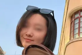 疑被毒蛇咬伤去世 重走三亚女游客生前路线：2米宽人行道两侧植被墙茂密    有的树高过路灯，周边小区已投驱蛇剂 视频封面