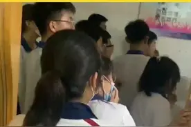 6月19日山东烟台，老师男友来学校接她下课，全班学生组团围观，老师：感觉他们又八卦又可爱视频封面