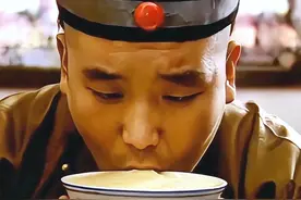 八旗子弟落魄吃戏，吴老二咸菜稀粥擦猪皮，白爷跟车夫抢瞪眼食视频封面