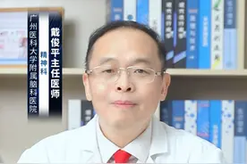 为什么精神分裂症会突然发疯？ #涨知识 精神分裂症会突然发疯的原因可以归结为以下几点：
第一，大脑功能异常。精神分裂症患者的大脑功能存在异常，导致认知能力缺损和情绪控制障碍，这使得他们难以像常人一样理解和控制自己的行为和情绪，从而可能突然表现出异常行为，如发疯。
第二，幻觉和妄想的影响。#精神分裂症 患者常常会出现幻觉和妄想，这些异常的精神体验可能极为强烈和逼真，导致他们产生恐惧、紧张或愤怒等极端情绪，进而引发突然的发疯行为。
第三，药物的副作用。在治疗过程中，抗精神病药物可能会产生一些副作用，如焦虑、烦躁等，这些副作用可能诱发患者的情绪波动，使其突然发疯。
第四，生活事件的刺激。虽然精神分裂症的发病并非完全由外部事件引起，但某些生活事件，如人际关系紧张、工作压力大等，可能作为诱发因素，导致患者在特定情境下突然发疯。
综上所述，精神分裂症会突然发疯的原因是多方面的，包括大脑功能异常、幻觉和妄想的影响、药物的副作用以及生活事件的刺激等。因此，在治疗和护理过程中，需要综合考虑这些因素，制定个性化的治疗方案，以减轻患者的症状并提高生活质量。#硬核健康科普行动  @创作灵感小助手视频封面