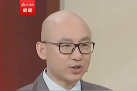 苦瓜瓜子原来还有这样的作用，小孩遗尿，中医推荐试试炒熟的苦瓜子。（央视频号：央视健康之路）