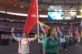 中国红闪耀巴黎！奥运会闭幕式，中国旗手和代表团入场，中国队以40金27银24铜收官。#玉见巴黎 #咪咕直播奥运每一刻 @咪咕体育