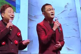 #腾讯年会马化腾唱送你一朵小红花 1月13日，广东深圳。腾讯2025年年会上，马化腾献唱送你一朵小红花。#年会 #腾格尔视频封面