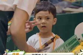 #嗝嗝  帮爸爸买水果，不会用钱差点逃单，付款技能下次咱重点培训！#爸爸当家  慢享季正在热播中！#爸爸当家慢享季