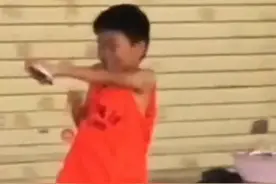 男孩暑假摆摊赚到钱后，当场开心地跳了一段魔性的舞蹈。网友：要的就是这种成就感！视频封面