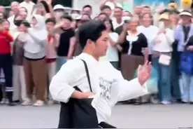 安徽宿州追风少年 连续四场考试结束都是跑第一名 网友：第一位飞奔出来的考生，以后的人生一定飞黄腾达视频封面