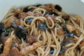 学会这个茄子打卤面，去地回来来一碗好吃又简单！#美食趣胃计划 #抖音美食创作人 #跟着抖音学做菜 #抖音美食推荐官 #打卤面 @DOU+小助手