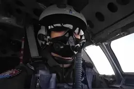 【一级战备！90后轰-6K机长说“烈士陵园见”】“一等转进，机组的人问我害怕不？我回了一句电影里的台词——烈士陵园见。”这是轰-6K机长魏星的青春故事，他还说：“如果那一天真的来临，我不仅要上，而且要第一个上！”