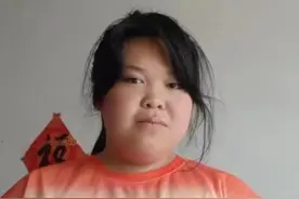 郑州市急寻：15岁女孩失联，高1米55，穿白色短袖、粉紫色背带裙图片