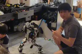3月1日（发布）湖南，又能变形还能飞起来，还会集体鞠躬感谢！技术流老爸自制硬核机器人，获外交部发言人毛宁点赞，技术流老爸回应：感谢，将继续努力 素材来源@造梦小懿视频封面