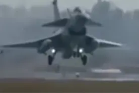 央视重磅披露！歼-10CE空战击落多架战机，自己无一损失，首次实战大放异彩，专家：即便单机对抗，“阵风”也吃点亏。视频封面