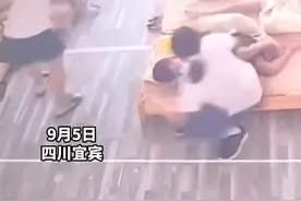 地震瞬间两幼师冷静处置，教科书式组织小朋友们撤离#四川宜宾#四川宜宾#幼儿园#为教科书式撤离点赞 视频封面