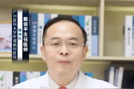 真正抑郁的人会出现的9个表现！ #涨知识 抑郁症是一种复杂的情绪障碍，每个人的体验可能都会有所不同。然而，有一些常见的症状可以帮助我们识别抑郁症。以下是一些可能表明某人正在经历抑郁症的迹象：
第一. 长期沮丧或情绪低落：#抑郁症 他们可能会感到持续的悲伤、绝望或无助，即使在面对通常令人愉快的事物时也无法改善情绪。
第二. 失去兴趣和乐趣：曾经喜欢的活动或爱好现在可能不再带来快乐，他们可能会感到对一切都失去了兴趣。
第三. 焦虑和不安：他们可能会感到持续的焦虑、紧张或不安，对未来感到担忧，即使没有明显的威胁。
第四. 睡眠问题：抑郁症患者可能会经历失眠、早醒或嗜睡等问题。他们可能会感到疲劳和无精打采，即使已经睡了足够的时间。
第五. 食欲和体重变化：一些人可能会失去食欲并体重下降，而另一些人则可能会过度进食并体重增加。
第六. 集中注意力困难：他们可能会感到注意力不集中，记忆力下降，思维迟缓或决策困难。
第七. 自我负面评价：他们可能会对自己产生负面评价，感到自己无价值、有罪或无助。他们可能还会有自我伤害的想法或行为。
第八. 社交退缩：他们可能会避免与他人交往，感到孤独或与人疏远。他们可能会减少社交活动或避免与亲密的朋友和家人接触。#硬核健康科普行动 @创作灵感小助手视频封面
