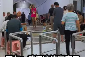 这几天武汉连发高温预警，蛇山防空洞纳凉点开放了，免费为市民游客提供避暑服务。据介绍，蛇山纳凉点由蛇山人防工程入口改造而来，洞内温度长期维持在20℃左右，是武汉第一个人防纳凉点。在纳凉点内，不仅提供免费的茶水，还有免费无线网络，图书阅览及电视电影，为围边群众营造舒适纳凉环境。小调查：你会去防空洞地铁等公共场所纳凉吗#地铁纳凉 #内容启发搜索视频封面