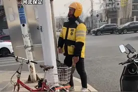 外卖小哥发现男子醉倒路边，上前将其叫醒后崩溃大哭，小哥:吓坏我了 我爸当年就这么没得，网友:这一刻他一定在心里演练了无数遍吧（杉）视频封面