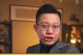 90岁大爷出门遛弯，戴4斤金手镯，这一只手戴的黄金那得多少克呀？？？这样的大爷你羡慕了吗？？#黄金 #黄金首饰 #90岁大爷遛弯戴4斤金手镯 @DOU+小助手 @抖音短视频视频封面