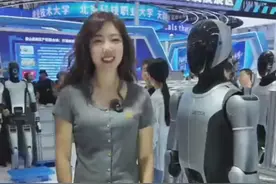 【记者探访｜人形机器人能给自己换电！全程仅用3分钟】今天，在#2025世界机器人大会  （WRC 2025）上，优必选全球首发了其革命性工业人形机器人Walker S2，并现场展示了其全球首创的自主换电技术，成为全场焦点。（记者 邵小芸）