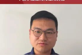 北京环球影城演员表演时中暑昏迷，您认为这时该不该摘下头套？律师：中暑时有权摘掉头套，不会承担任何的违约责任。#媒体精选计划 #河南dou知道