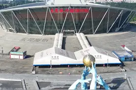 Yi生热爱，Yi声感谢！ 21年前，“9号新秀”从东莞出发
上演了他与一座城的双向奔赴！
今日，以城市之名祝福@易建联 致敬篮球精神！
#广东宏远#易建联球衣退役仪式#潮流东莞·篮球城市#元宇宙造梦师#实景合成视频封面