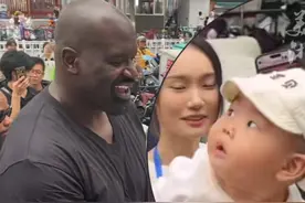 奥尼尔逛四季青，抱着萌娃合影时，萌娃的表情亮了：忘不了（来源：6375674626770 鸿雁）  #杭州亚运会  #亚运最前线   #闪耀吧亚运视频封面