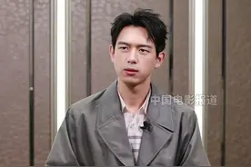 #李现 #周雨彤 在新作#春色寄情人 中饰演情侣，女追男的设定引起了不少讨论。在谈及这个话题时，李现分享了自己的观点。视频封面