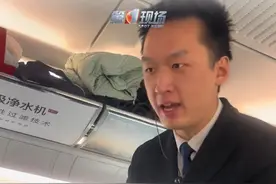 西安北开往北京西的高铁列车上，一位火车推销员花式整活，提供跪式服务“求你了买一包吧”，视频拍摄者王女士说：现在服务行业都卷成这个样子了。网友“满满的情绪价值，遇到这样卖东西的，不买三包都不行。”@抖音短视频