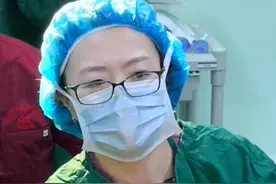不开刀的情况下从260斤患者体内取出巨大畸胎瘤 体重近260斤的年轻女孩体内发现双侧卵巢长有巨大畸胎瘤，已达到8公分以上。走访了很多家医院，由于体重过大。没有一家医院肯为她做微创手术。雷医生通过全方位评估，决定为她采取经阴道的vnotes手术，在不经过腹壁开刀的情况下取出畸胎瘤。这样的好处是创面小恢复快，对于大体重尤其是腹壁比较厚的患者来说愈合康复更快#微创手术 #肥胖 #关爱女性健康 #畸胎瘤 #抖出健康知识宝藏