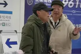 感动！三级伤残的他35来每天坚持十个小时在地铁站义务指路。 #北京 #地铁 #正能量 #正能量传递视频封面