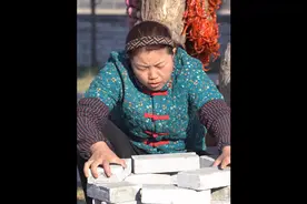 用闲置的砖块砌一个小柴火灶，架上大铁锅，烧出来的柴火鸡视频封面