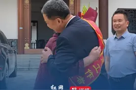 儿子身披红绶带回家的这一刻，她该有多骄傲！视频封面