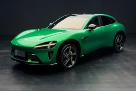 小米 YU7 抢先体验：宝石绿真车长这样！