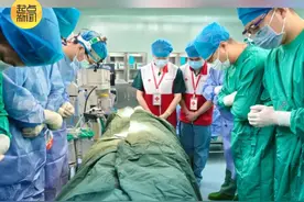 33岁男子车祸离世捐全部大器官！ 3月16日，西安交大一附院器官捐献科在蒲城县医院成功实施首例全部大器官捐献。一名33岁男子不幸遭遇车祸，在生命尽头家属提出捐献出该男子的心脏、肺脏、肝脏、双肾、胰腺及角膜，为5名终末期器官衰竭患者带来新生希望，同时将为2名角膜盲患者带去光明。器官捐赠是一段奇妙的生命旅程和爱的接力，也将生命之光永恒点亮。在此向每一位器官捐献患者及家属表达崇高的敬意！（记者：徐娇 编辑：罗雪、岳亚安）视频封面