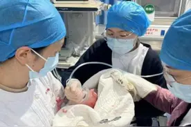 医生，我老婆突然生了，孩子在裤子里！ 紧急时刻，武汉同济医院医护上演“教科书式”抢救 #怀孕 #分娩 #抢救 @武汉同济医院视频封面