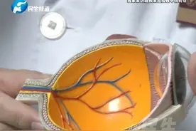 7月1日（发布）河南郑州，长期晚上关灯看手机竟诱发视网膜脱落？男子：突然感觉眼前很多黑絮黑条，医生：他本身近视800多度，视网膜很薄，右眼已经破了一个洞#媒体精选计划 #近视 #熬夜视频封面