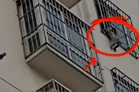 小女孩不慎被卡窗外#消防员 火速破门救人#救援现场 #做你的消防守护者视频封面