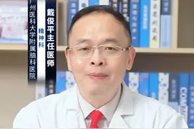 改善思维反刍的方法有哪些？ #涨知识 改善思维反刍的方法主要有以下几点：
第一，认知行为疗法（CBT）：通过识别和记录负性思维模式，挑战这些消极思维，并用更积极或中性的思维来替代。CBT强调改变不合理的认知和行为，从而改善情绪和心理状态。
第二，正念冥想：专注于当下的练习，如呼吸练习和身体扫描，帮助个体减少对过去和未来的反刍思维。通过正念冥想，可以提高对当下的觉察力，减少内心的纷扰。
第三，行为激活：制定活动计划，安排一些自己喜欢的活动，让生活丰富多彩。参与社会活动，与朋友和家人保持联系，增加社会支持，减少孤独感。这些都有助于分散注意力，减少#反刍思维 。
第四，自我对话：当出现反刍思维时，用温和、支持性的语气与自己对话，如“我可以处理这个问题”，“这只是暂时的”。同时，用事实和逻辑来检验自己的思维，避免过度夸大或陷入消极情绪中。
第五，寻求专业帮助：当反刍思维严重影响生活质量时，应及时寻求心理咨询师或精神科医生的帮助。他们可以提供更专业的评估和治疗方案，帮助个体有效应对反刍思维。
综上所述，改善思维反刍需要综合运用多种方法，包括认知调整、冥想练习、行为激活、积极自我对话以及必要时寻求专业帮助。这些方法可以相互补充，共同促进个体心理健康的提升。#硬核健康科普行动  @创作灵感小助手视频封面