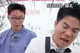 5月23日，#董宇辉 携“与辉同行”团队，在湖北潜江开展小龙虾溯源直播，实景呈现小龙虾养殖全流程。据悉这场直播超20万网友在线围观，4小时销售30万单，交易总额超3000万，位列当日直播带货榜单首位。视频封面