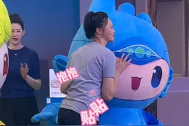 #亚运三小只 出息了！和前#女排 国家队队长 #惠若琪 牵手比身高，你猜......谁赢了？#亚运吉祥物冲冲冲视频封面