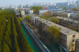 2020年，与天坛南坛墙咫尺相隔的一片老旧简易楼，正在进行拆除。视频封面