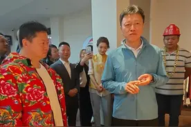 “卤鹅哥”在荣昌馆直播期间
荣昌区委书记化身带货主播
主动为当地特色产品助力代言#重庆日报（新重庆客户端）视频封面