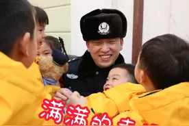 瞬间击中泪点！警察叔叔千里奔赴，来兑现跟小砂糖橘的承诺了#小砂糖橘真的拐来了大冻梨警察 #2024广西春晚 #中国年最广西视频封面