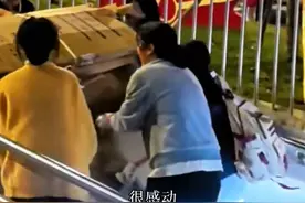 大姐推着一车废纸箱吃力爬坡，路过中学生见状主动上前帮忙。视频封面
